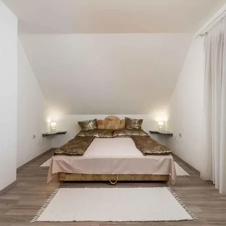 Nyaraló Beachfront Balatonmariafuerdo 19542